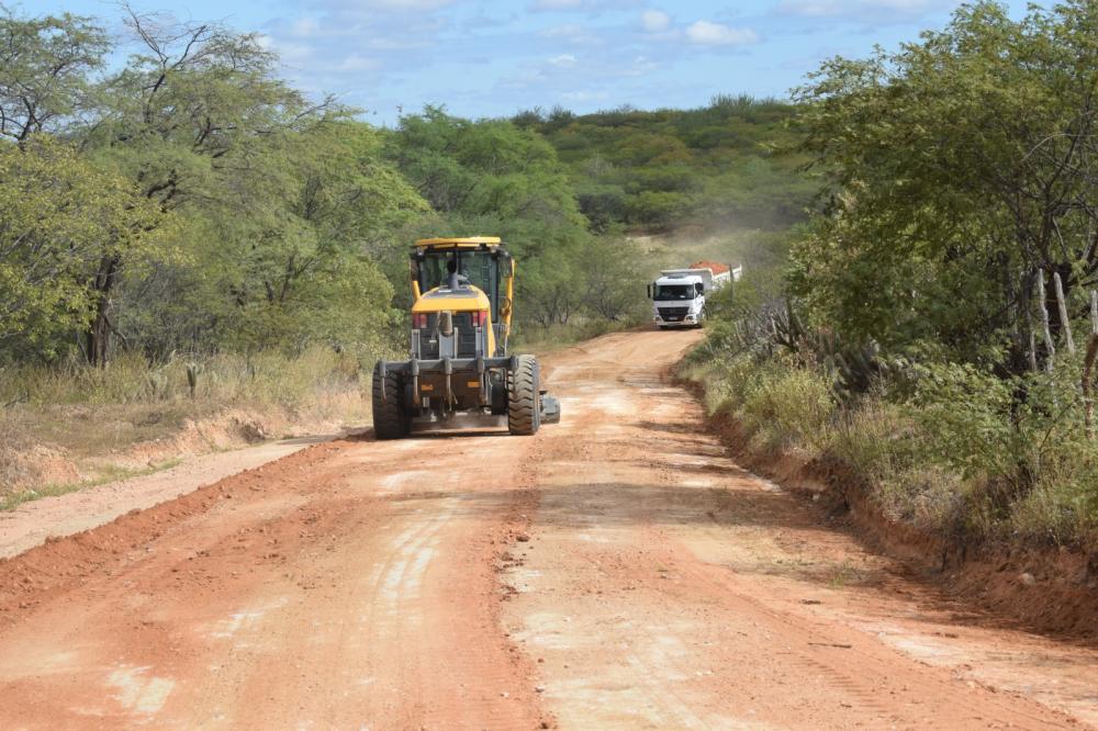 Prefeitura inicia recuperação das estradas vicinais do município de São Mamede