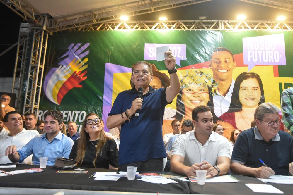 Adriano e João Azevêdo recebem prefeitos e lideranças em Pocinhos para discutir obras e ações do Orçamento Democrático Estadual