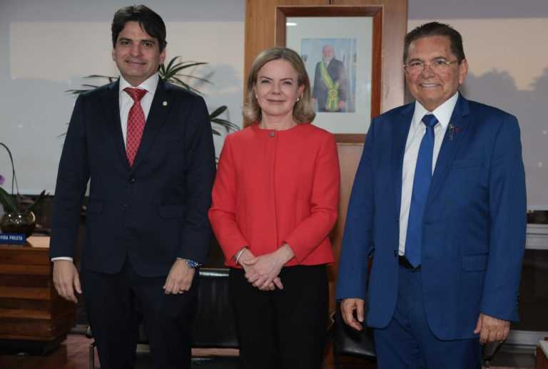 Murilo e Adriano Galdino se reúnem com ministra Gleisi Hoffman e discute eleições de 2026