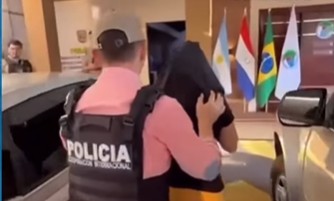 Ex-vice-prefeita suspeita de mandar matar prefeito no RN é presa no Paraguai e entregue a PF em Foz do Iguaçu