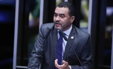 Governador do Tocantins, alvo de investigação, é afastado do cargo pela Justiça