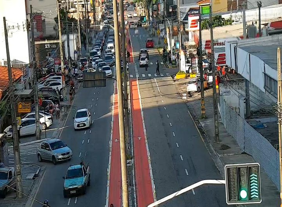 Polícia resgata vítima de bandido em carro e tiroteio é registrado em avenida de João Pessoa