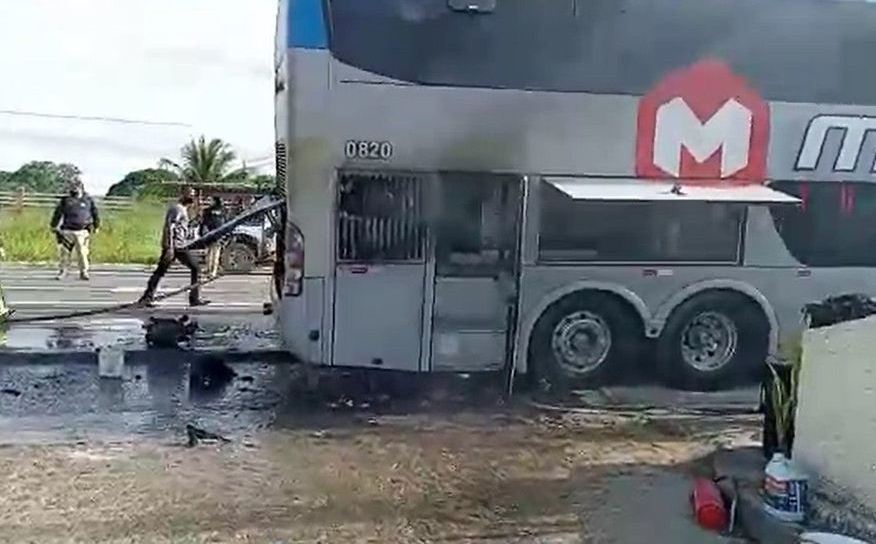Ônibus com jogadores do Botafogo-PB fica parcialmente destruído por incêndio