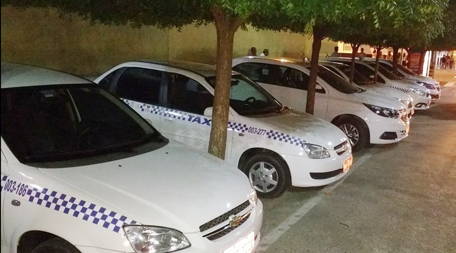 Cooperativa dos taxistas de Patos pede prioridade para a categoria ser vacinada contra a Covid-19.