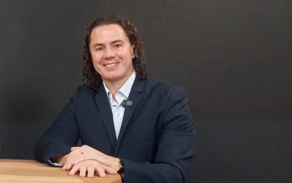 Senador Veneziano diz aguardar posição do padre Fabrício sobre convite para disputar eleições em 2026: "até final de janeiro"