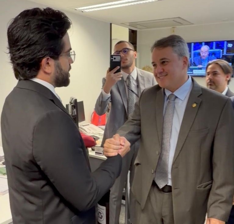 Cercado de prefeitos, Efraim recebe notícia do título de ‘Melhor senador da atual Legislatura no Congresso Nacional’