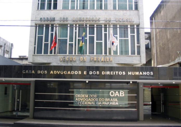 OAB-PB pede afastamento de juiz após advogada ser retirada à força de audiência na Paraíba
