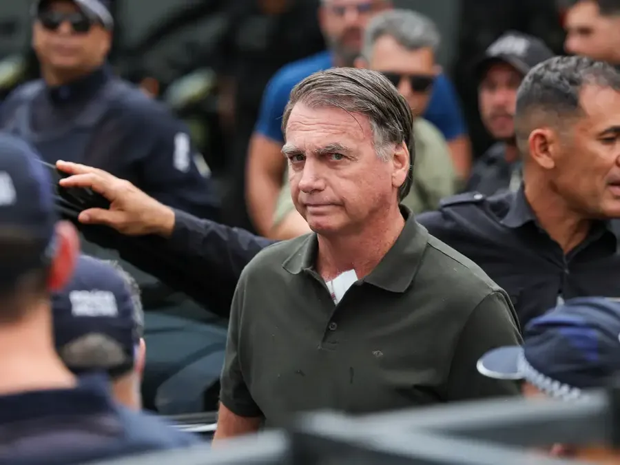 Bolsonaro tem 24 horas para justificar arma em casa durante prisão domiciliar, determina Moraes
