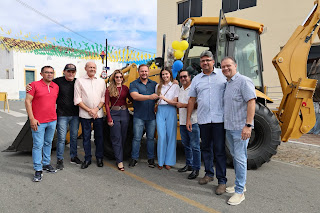 Com emenda de Veneziano, prefeitura de São Mamede recebe nova retroescavadeira