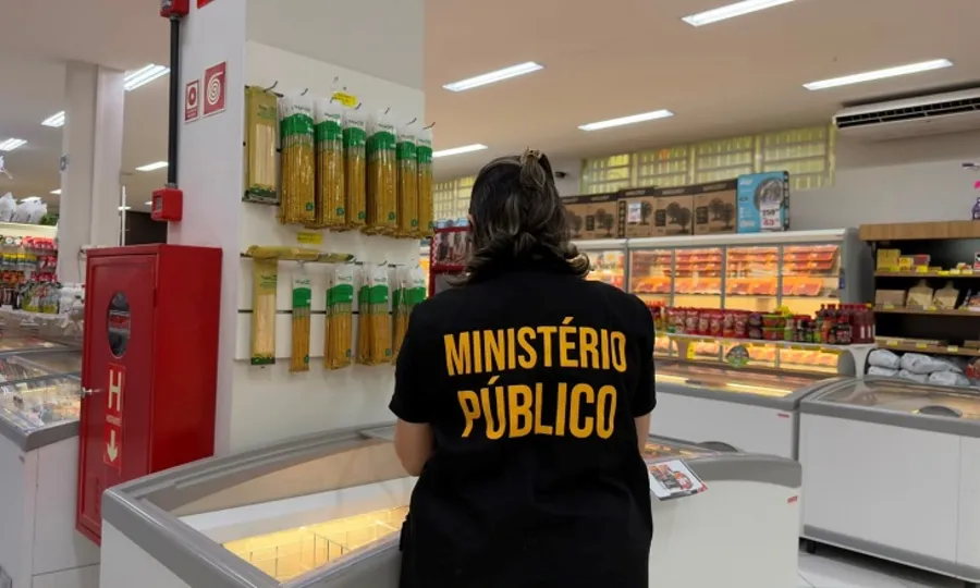 Dois supermercados são autuados por vender produtos vencidos, em Santa Luzia