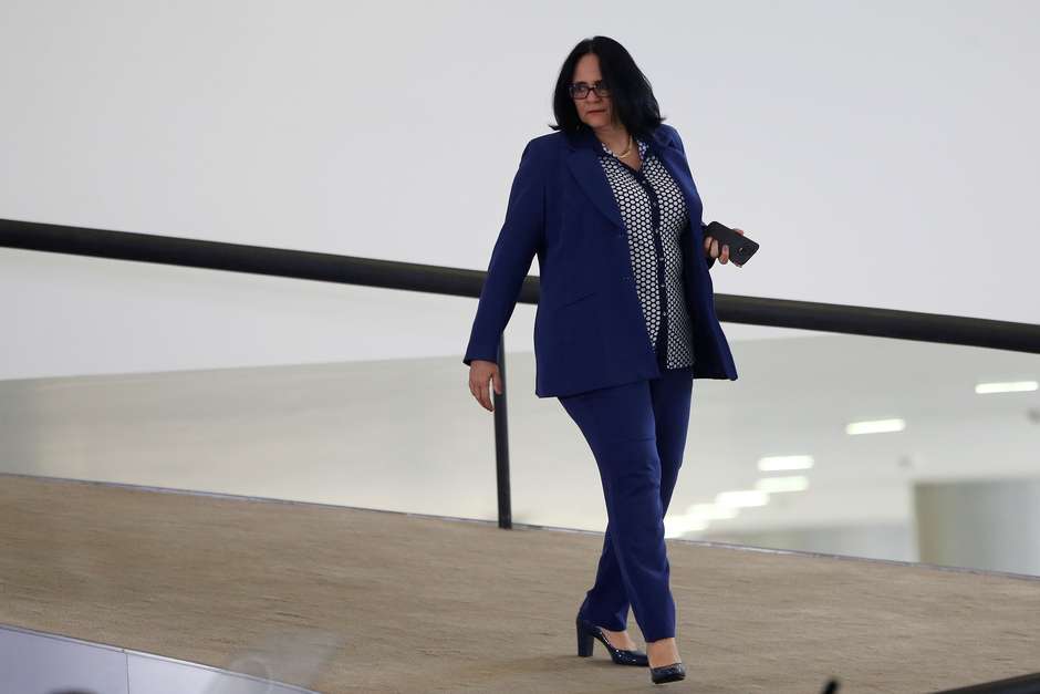 Isolamento aumentou violência contra mulher, diz Damares