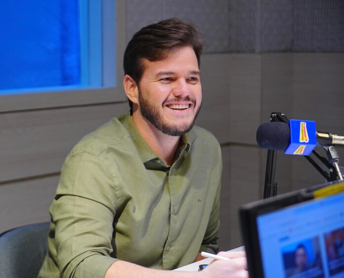 Bruno anuncia reajuste para servidores da Prefeitura de Campina Grande