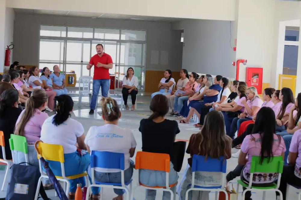 Prefeito de São Mamede comanda reunião com profissionais da Creche Lúcia de Fátima