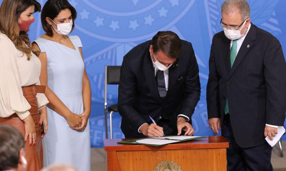 Bolsonaro sanciona lei que amplia o teste do pezinho no SUS