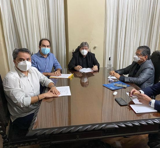 Segundo Domiciano é recebido por João Azevedo, com Efraim Filho e Adriano Galdino