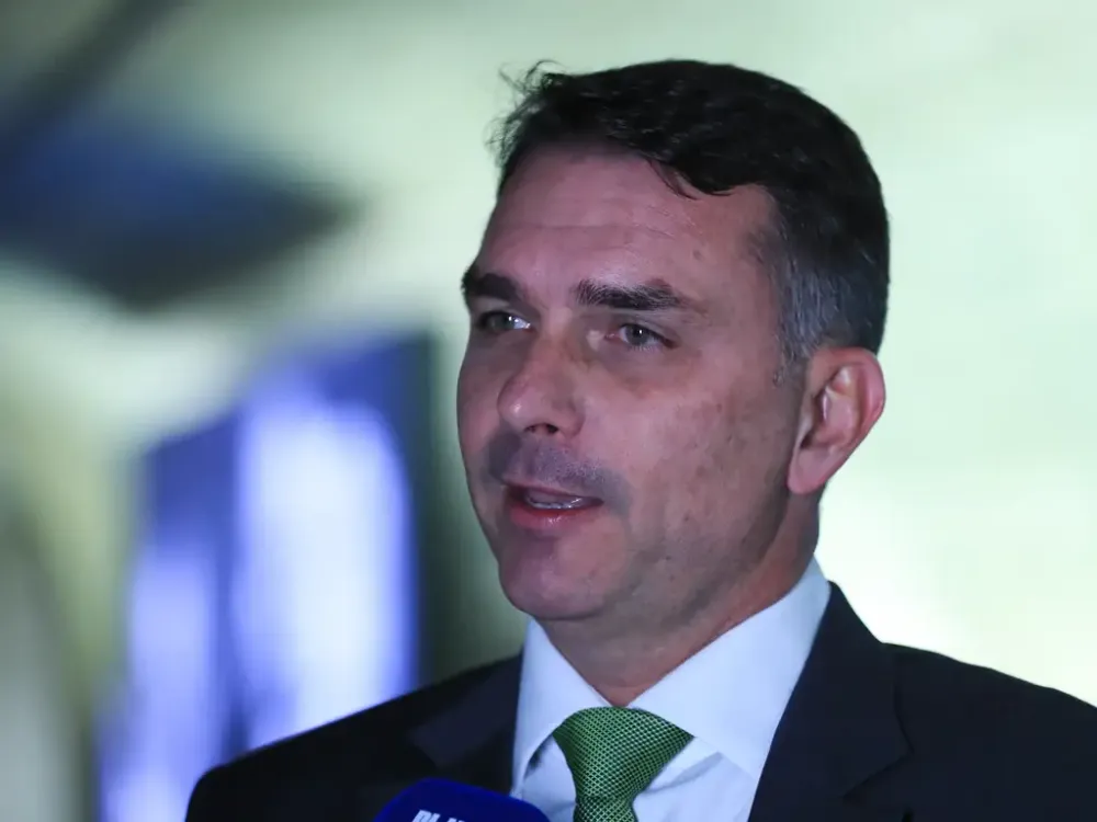 Flávio Bolsonaro propõe mudanças no STF para evitar militância