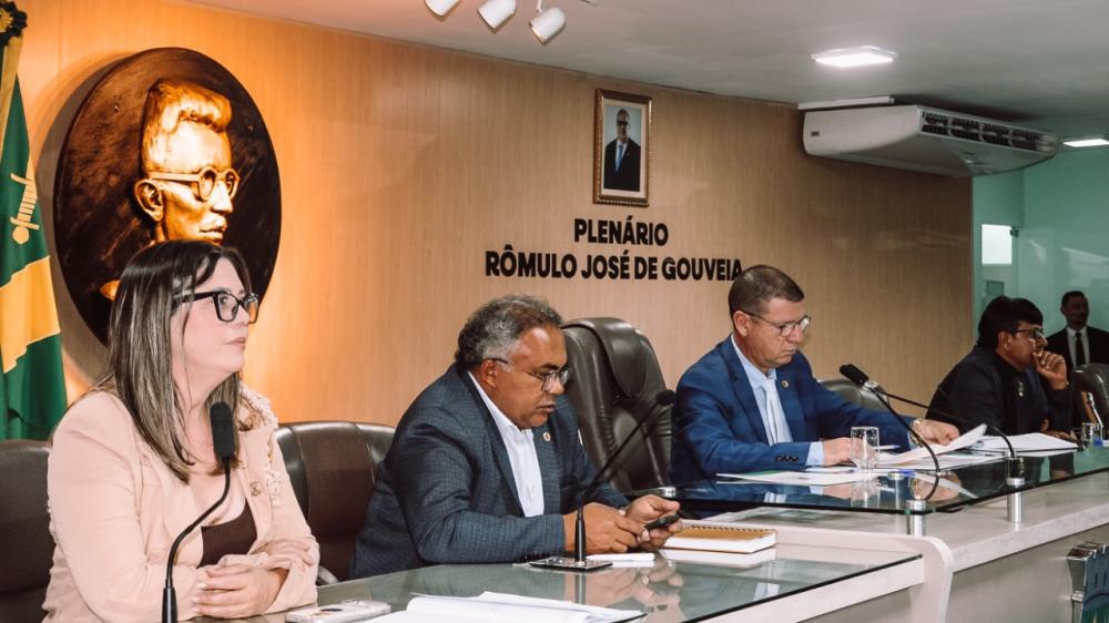 Câmara aprova 95 requerimentos e discute ações do Poder Executivo