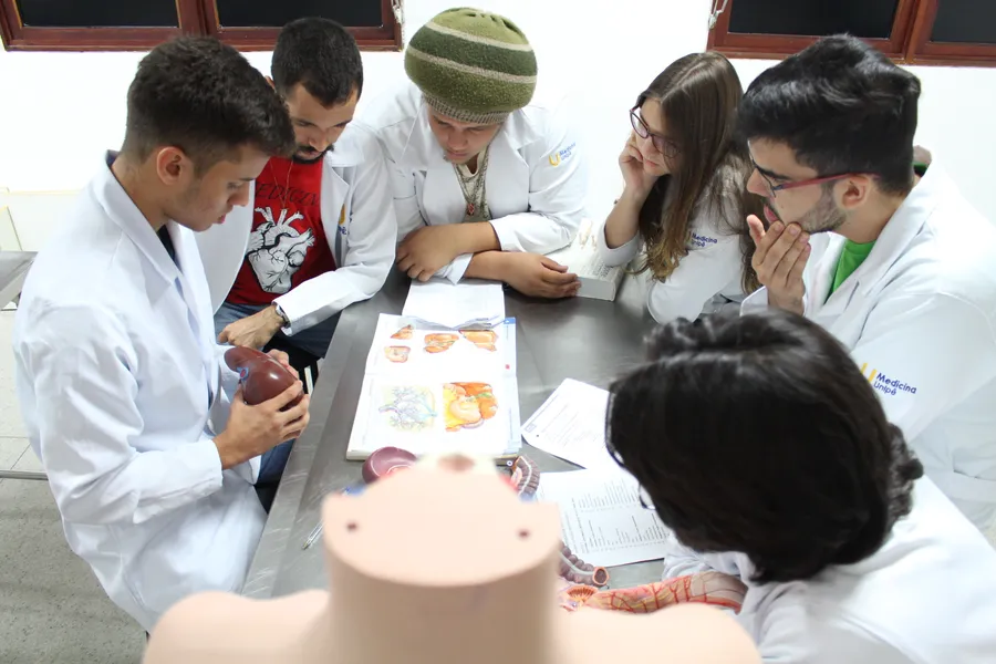 Formação médica contemporânea reforça a centralidade de competências socioemocionais e do cuidado