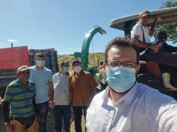 Prefeito e Vice acompanham ensilamento de vegetais para ração animal em Várzea - PB