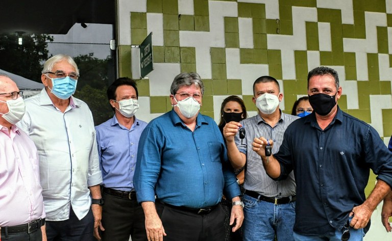 João Azevêdo e Efraim Morais entregam veículos para trabalhos de pesquisa e auxiliar agricultores atendidos pela Empaer