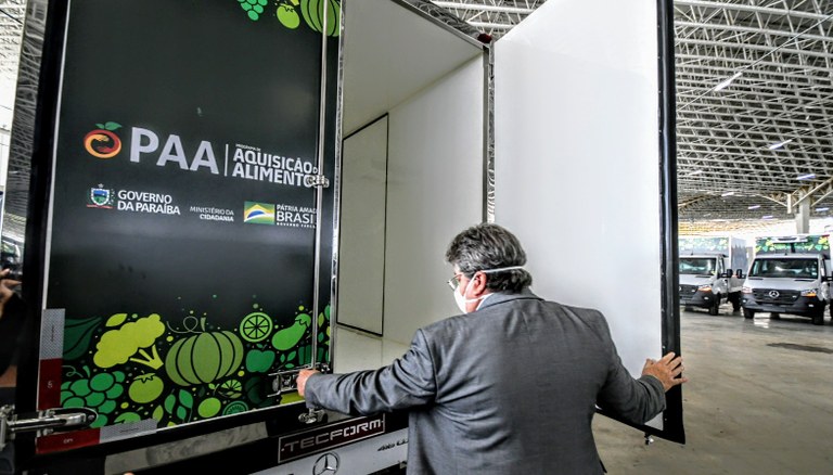João Azevêdo entrega caminhões e equipamentos para fomentar a agricultura familiar em 84 municípios