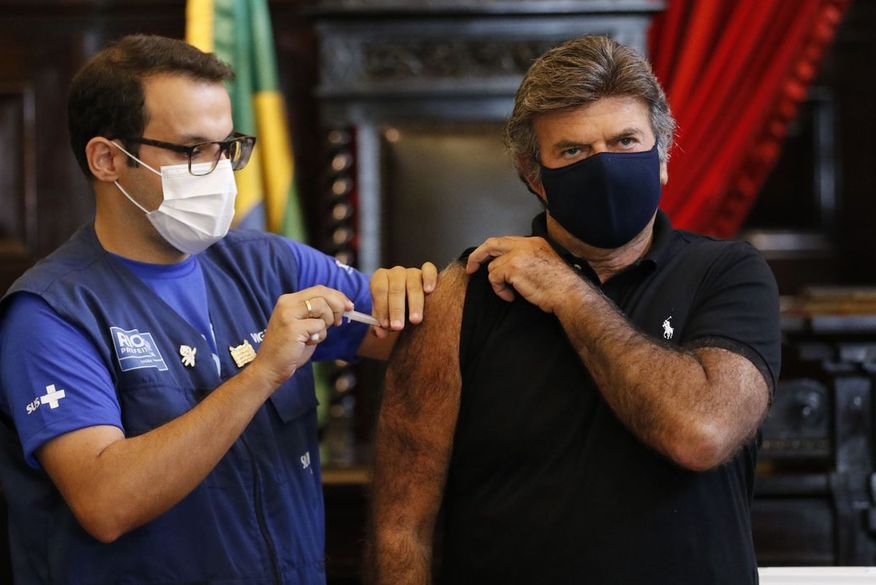 Presidente do STF toma primeira dose de vacina contra covid-19 no Rio