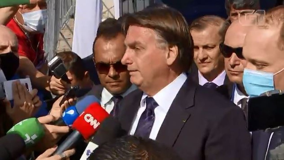 Bolsonaro se irrita com repórter ao ser questionado sobre compra de vacinas