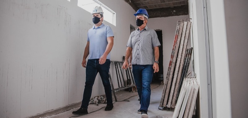 Nabor e Hugo Motta em visita a Conjunto Habitacional e outras obras em andamento na cidade de Patos