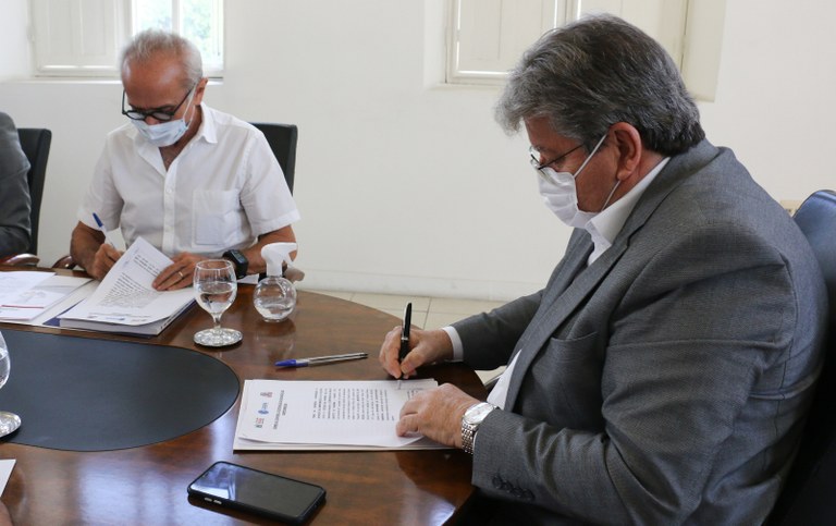 Durante reunião, João Azevêdo e Cícero Lucena definem que novo decreto deve ser menos restritivo