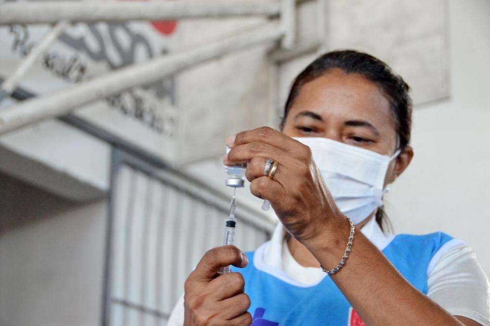 João Pessoa aplica primeira dose para público 33+ e continua imunizando para segunda dose contra Covid-19