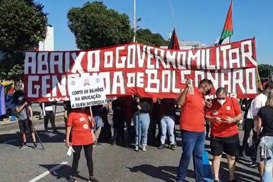 Manifestantes fazem atos contra Bolsonaro e a favor da vacina