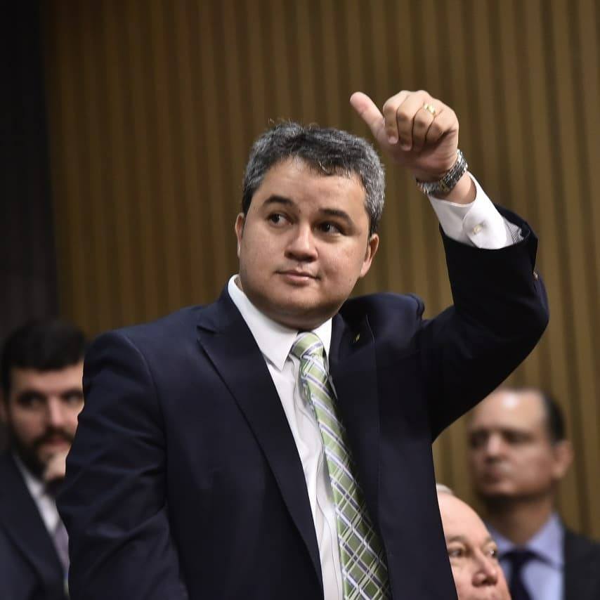 Efraim garante candidatura irreversível e diz que Aguinaldo não pode se impor