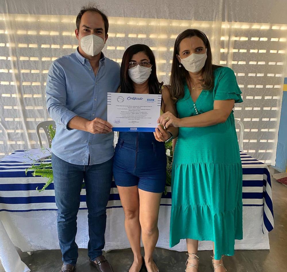 Prefeito Segundo Domiciano entrega certificado do curso Corte e Costura