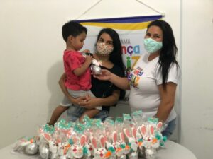 Famílias do Programa Criança Feliz recebem lembranças em alusão a Páscoa