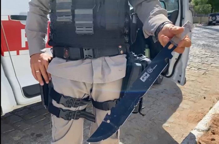 Mulher com uma Bíblia e um Facão é presa apos ameaçar populares em Pombal