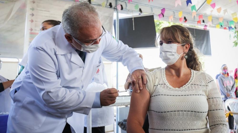 Ministro anuncia que aplicação da 3ª dose deve começar por idosos e profissionais de saúde