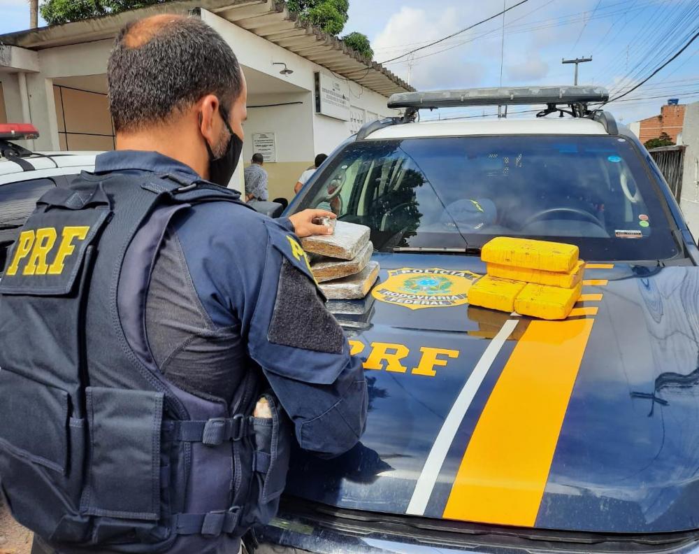 PRF apreende drogas avaliadas em mais de meio milhão de Reais escondida em carro