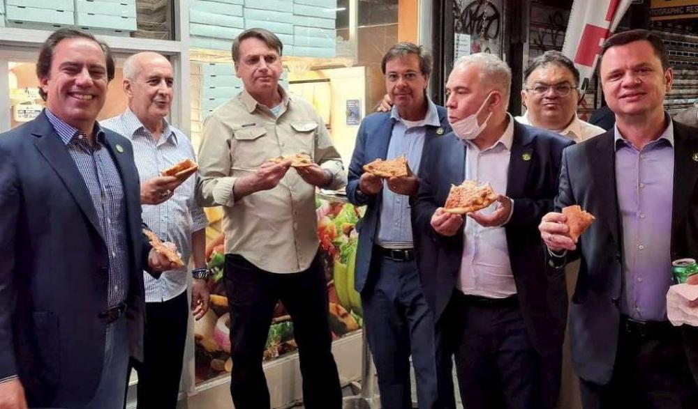 Bolsonaro evita exigência de vacina em Nova York e come pizza na rua, fora de restaurante