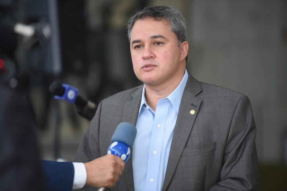Efraim Filho anuncia fusão do DEM/PSL com convenção em outubro para registro do novo partido