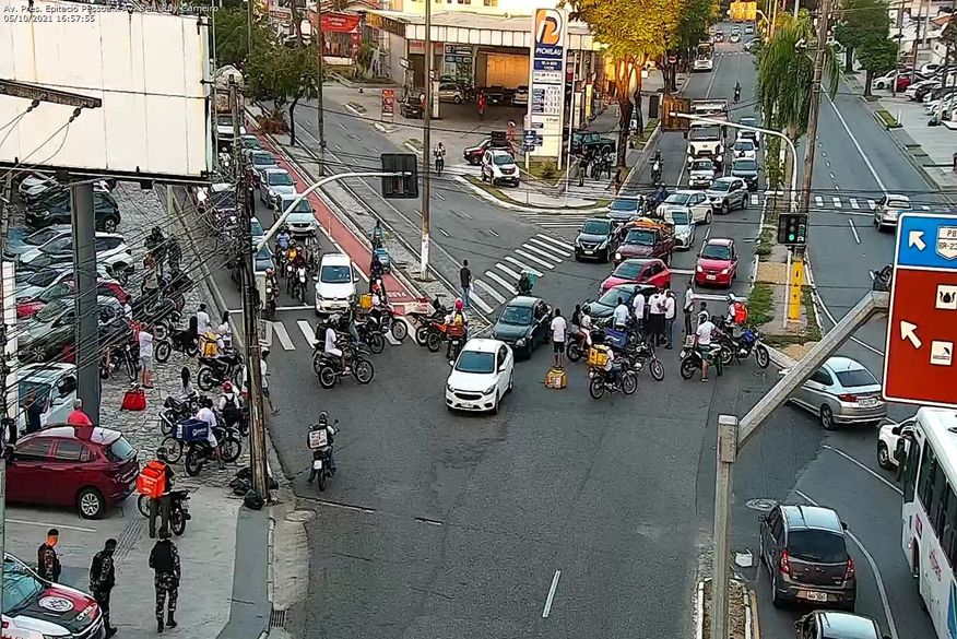 Motociclistas fecham cruzamento da Avenida Epitácio Pessoa com Ruy Carneiro em protesto contra morte do motoboy Kelton, no Retão