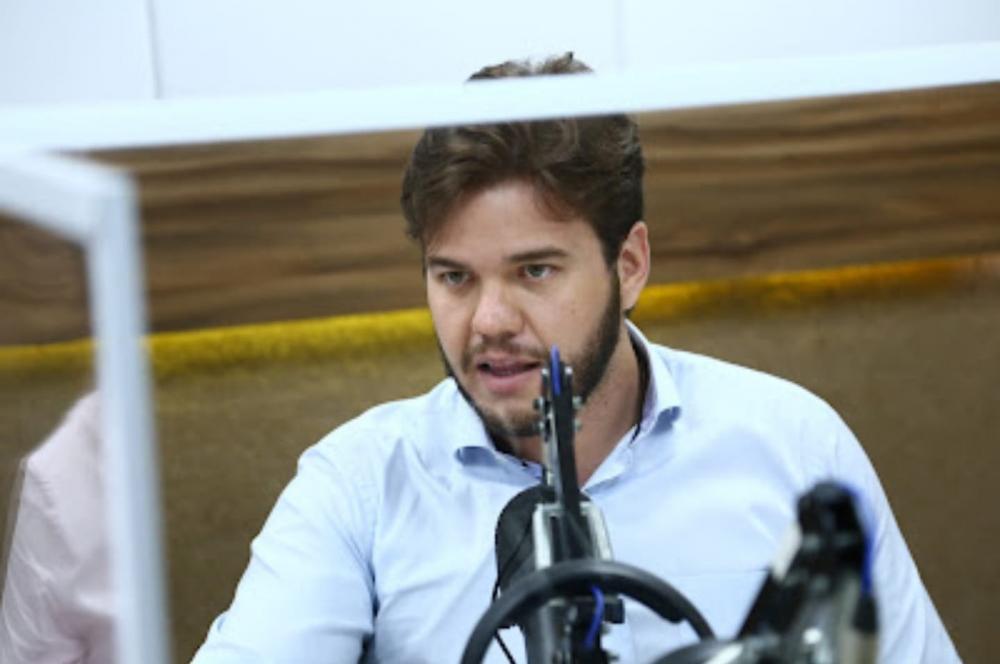 Bruno anuncia equiparação salarial entre professores contratados e efetivos, distribuição de computadores e investimentos de R$ 40 milhões na construção e reformas de escolas