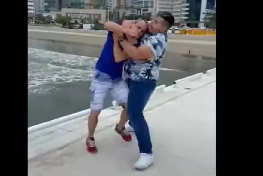 Homem gay aplica mata-leão em homofóbico que chamou amiga trans de “viadinho”