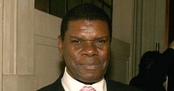 Exumação de Emílio Santiago vai definir futuro de herança milionária